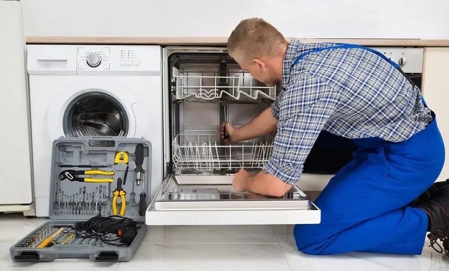 Menderes Hitachi servisi teknisyen ekibi beyaz eşya tamiri yaparken